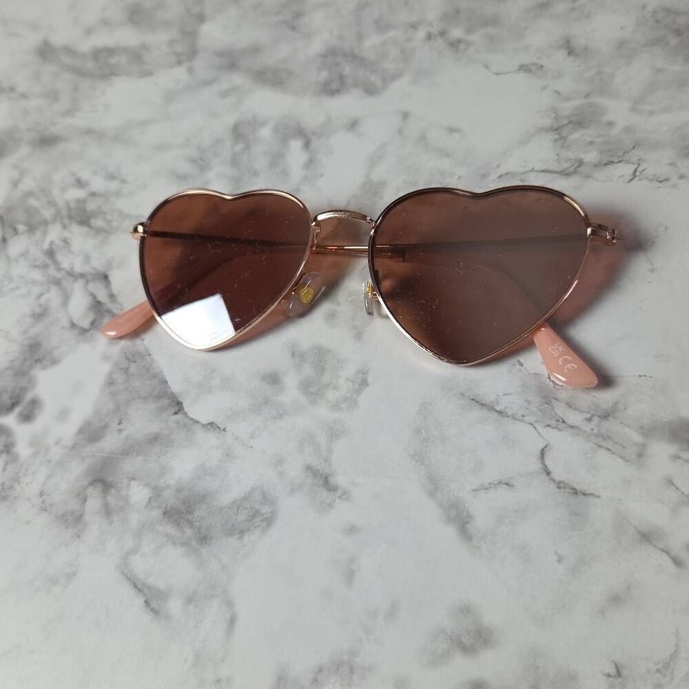 Foster Grant Heart Sunglasses‎